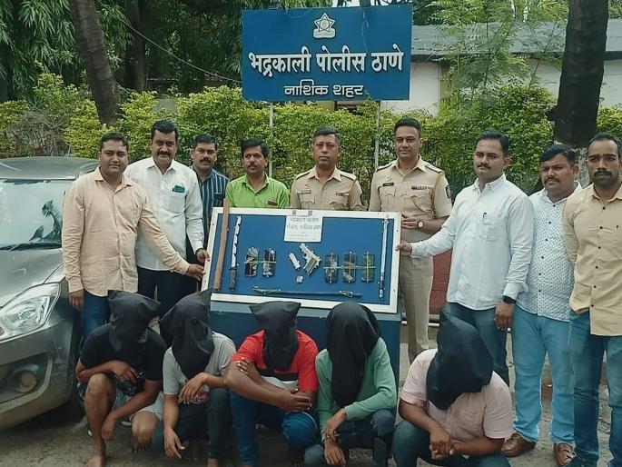 Nashik: Police bust robbery plot in Nashik; Magazine, sharp weapon recovered from Gavathi Kattaya from suspects | Nashik: नाशकात पोलिसांनी उधळला दरोड्याचा कट; संशयितांकडून गावठी कट्टयासह मॅग्झीन, धारदार शस्त्र जप्त Nashik: Police bust robbery plot in Nashik; Magazine, sharp weapon recovered from Gavathi Kattaya from suspects | Nashik: नाशकात पोलिसांनी उधळला दरोड्याचा कट; संशयितांकडून गावठी कट्टयासह मॅग्झीन, धारदार शस्त्र जप्त