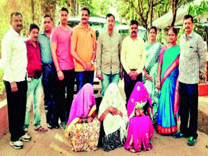 Three women arrested for jewelery hanging from jewelery shops | सराफा दुकानातून दागिने लंपास करणाऱ्या तीन महिलांना अटक Three women arrested for jewelery hanging from jewelery shops | सराफा दुकानातून दागिने लंपास करणाऱ्या तीन महिलांना अटक