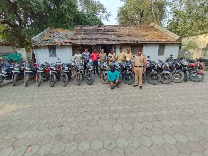 Came from Akola, robbed in Amravati, seized 17 bikes | अकोल्याहून आला, अमरावतीत चोऱ्या केल्या, १७ दुचाकी जप्त Came from Akola, robbed in Amravati, seized 17 bikes | अकोल्याहून आला, अमरावतीत चोऱ्या केल्या, १७ दुचाकी जप्त