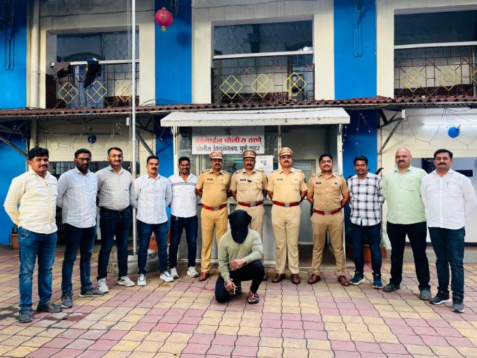 Accused absconding for two years in murder, rape and torture cases arrested | खून, मोका अन् अत्याचाराच्या गुन्ह्यात दोन वर्षांपासून फरार आरोपीला ठोकल्या बेड्या Accused absconding for two years in murder, rape and torture cases arrested | खून, मोका अन् अत्याचाराच्या गुन्ह्यात दोन वर्षांपासून फरार आरोपीला ठोकल्या बेड्या