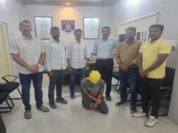 A woman from another province was locked in a room and sexually assaulted for nine days. | पर प्रांतीय महिलेला नऊ दिवस खोलीत डांबून केला अत्याचार  A woman from another province was locked in a room and sexually assaulted for nine days. | पर प्रांतीय महिलेला नऊ दिवस खोलीत डांबून केला अत्याचार