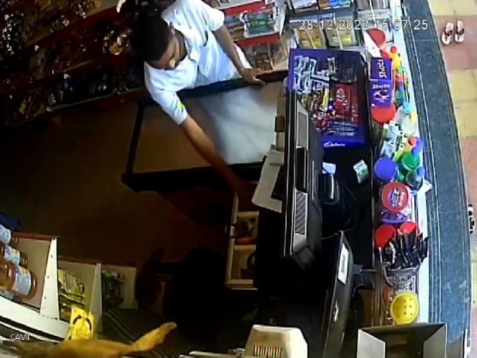 The thief looted cash from the drawer of the shop in broad daylight, Incidents in Ratnagiri | चोरट्याने भर दिवसा दुकानाच्या गल्ल्यामधून लंपास केली रोकड, रत्नागिरीतील घटना; सीसीटीव्हीत कैद The thief looted cash from the drawer of the shop in broad daylight, Incidents in Ratnagiri | चोरट्याने भर दिवसा दुकानाच्या गल्ल्यामधून लंपास केली रोकड, रत्नागिरीतील घटना; सीसीटीव्हीत कैद