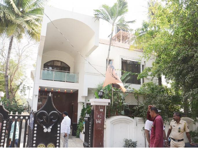 The bungalow of a contractor who went to his grandson's wedding was broken into in the afternoon | नातीच्या लग्नाला गेलेल्या कंत्राटदाराचा बंगला भर दुपारी फोडला The bungalow of a contractor who went to his grandson's wedding was broken into in the afternoon | नातीच्या लग्नाला गेलेल्या कंत्राटदाराचा बंगला भर दुपारी फोडला