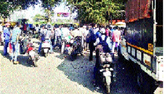 Due to the demand of lending money, murders on two goons: Sangli's Bhardwisa Thararatya; Police escaped | मावा उधार मागण्यावरुन दोन गुंडांवर खुनीहल्ला : सांगलीत भरदिवसा थरारनाट्य; पोलिसांमुळे बचावले Due to the demand of lending money, murders on two goons: Sangli's Bhardwisa Thararatya; Police escaped | मावा उधार मागण्यावरुन दोन गुंडांवर खुनीहल्ला : सांगलीत भरदिवसा थरारनाट्य; पोलिसांमुळे बचावले