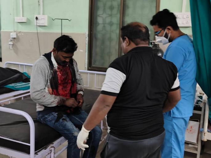 Deadly attack by soil smugglers on revenue team; The collision was serious, the driver was slightly injured | महसूल पथकावर माती तस्करांचा जीवघेणा हल्ला; तलाठी गंभीर, वाहनचालक किरकोळ जखमी Deadly attack by soil smugglers on revenue team; The collision was serious, the driver was slightly injured | महसूल पथकावर माती तस्करांचा जीवघेणा हल्ला; तलाठी गंभीर, वाहनचालक किरकोळ जखमी