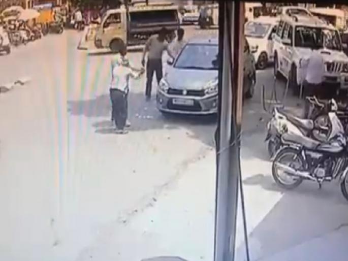 One was robbed by pretending to have dropped the note in kolhapur | नोटा पडल्याचा बनाव करून एकास लुटले, भरदिवसा प्रकार घडूनही पोलीस अनभिज्ञ (video) One was robbed by pretending to have dropped the note in kolhapur | नोटा पडल्याचा बनाव करून एकास लुटले, भरदिवसा प्रकार घडूनही पोलीस अनभिज्ञ (video)