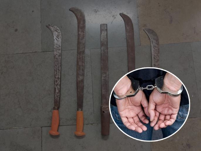 police handcuffed those who posted photos on social media with swords and machetes | सोशल मीडियावर हातात तलवार, कोयते घेऊन फोटो पोस्ट करणाऱ्यांना पोलिसांनी ठोकल्या बेड्या police handcuffed those who posted photos on social media with swords and machetes | सोशल मीडियावर हातात तलवार, कोयते घेऊन फोटो पोस्ट करणाऱ्यांना पोलिसांनी ठोकल्या बेड्या