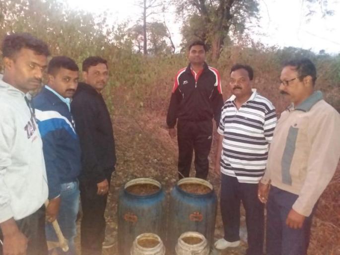 Campaign against illegal sale of the arrested police | पहूर पोलिसांची अवैध धंद्याविरूध्द मोहीम Campaign against illegal sale of the arrested police | पहूर पोलिसांची अवैध धंद्याविरूध्द मोहीम