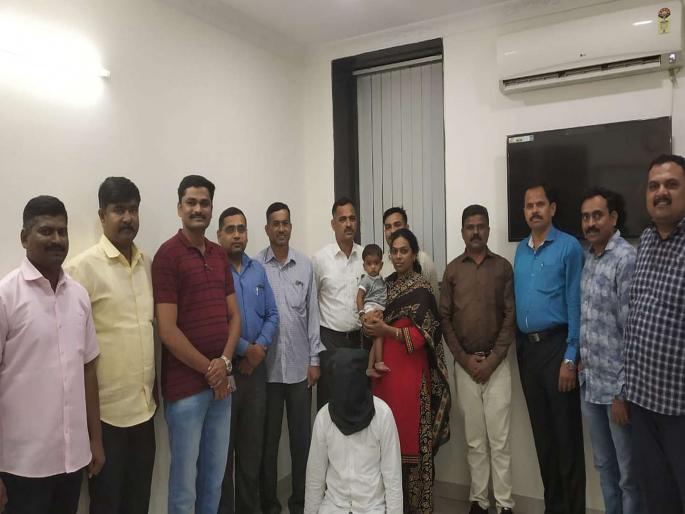 A year-old girl escaped from Jejuri, handed her mother | जेजुरीहून पळविलेली दीड वर्षाची मुलगी आईच्या स्वाधीन A year-old girl escaped from Jejuri, handed her mother | जेजुरीहून पळविलेली दीड वर्षाची मुलगी आईच्या स्वाधीन