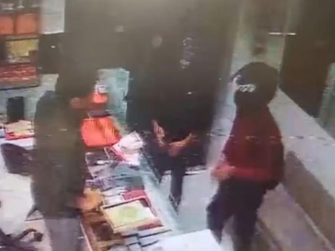 bhopal jewellery loot man claiming to be agniveer held for rs 50 lakh robbery | धक्कादायक! बहिणीचं कर्ज फेडण्यासाठी अग्निवीर जवानाने ज्वेलर्सच्या दुकानातून लुटले ५० लाख bhopal jewellery loot man claiming to be agniveer held for rs 50 lakh robbery | धक्कादायक! बहिणीचं कर्ज फेडण्यासाठी अग्निवीर जवानाने ज्वेलर्सच्या दुकानातून लुटले ५० लाख