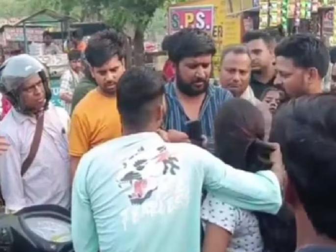 man eating chowmein with his girlfriend mother beat him up when she saw him dragged girl and beat her up | गर्लफ्रेंडसोबत चायनीज खाताना आईने लेकाला रंगेहाथ पकडलं; रस्त्यात चपलेने मारलं, धू-धू धुतलं man eating chowmein with his girlfriend mother beat him up when she saw him dragged girl and beat her up | गर्लफ्रेंडसोबत चायनीज खाताना आईने लेकाला रंगेहाथ पकडलं; रस्त्यात चपलेने मारलं, धू-धू धुतलं
