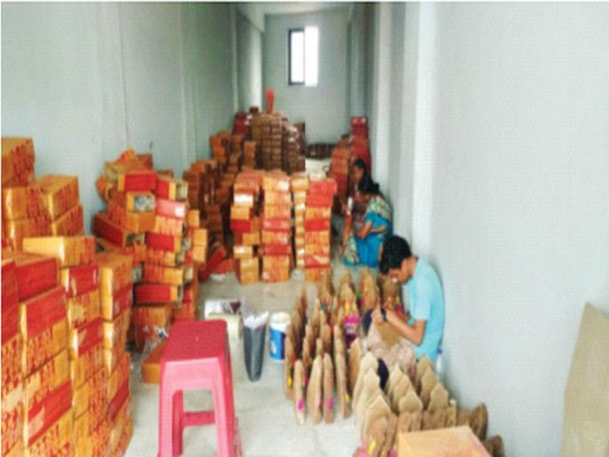 Ganesh Mahotsav: Ganesha idols made from cow dung, 3000 eco-friendly idols sold | Ganesh Mahotsav: गोशाळेत शेणातून साकारल्या गणेशमूर्ती, तीन हजार पर्यावरणपूरक मूर्ती विकल्या Ganesh Mahotsav: Ganesha idols made from cow dung, 3000 eco-friendly idols sold | Ganesh Mahotsav: गोशाळेत शेणातून साकारल्या गणेशमूर्ती, तीन हजार पर्यावरणपूरक मूर्ती विकल्या