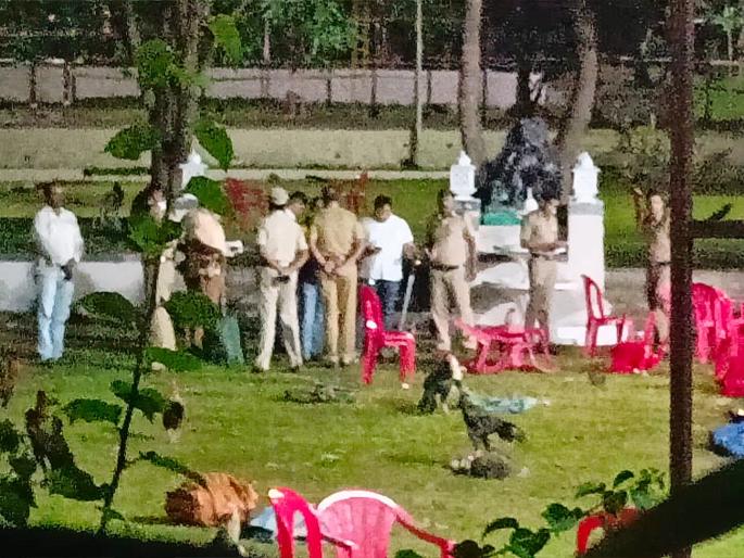 Betting on cockfights; 34 people arrested, goods worth 71 lakh seized in alibaug | कोंबड्याच्या झुंजीवर सट्टा; ३४ जण अटकेत, ७१ लाखांचा मुद्देमाल जप्त Betting on cockfights; 34 people arrested, goods worth 71 lakh seized in alibaug | कोंबड्याच्या झुंजीवर सट्टा; ३४ जण अटकेत, ७१ लाखांचा मुद्देमाल जप्त