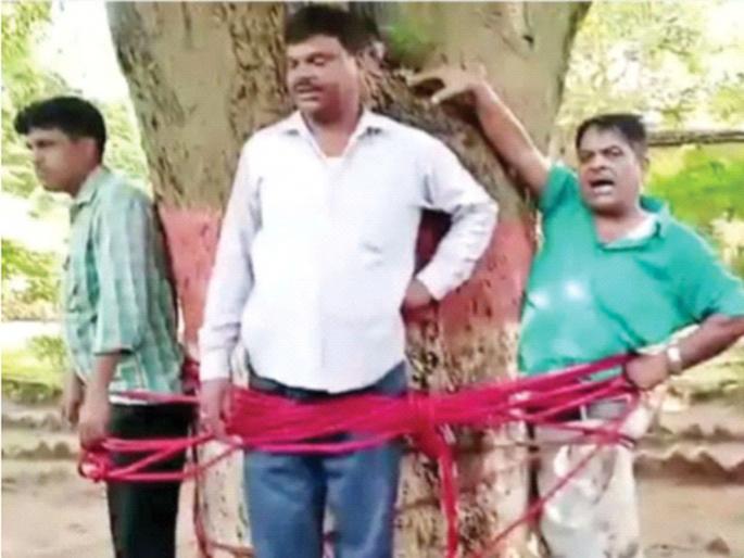 Crime: failed students Catch teacher and beaten | Crime: धक्कादायक प्रकार; नापास विद्यार्थ्यांची शिक्षकासह तिघांना झाडाला बांधून मारहाण Crime: failed students Catch teacher and beaten | Crime: धक्कादायक प्रकार; नापास विद्यार्थ्यांची शिक्षकासह तिघांना झाडाला बांधून मारहाण