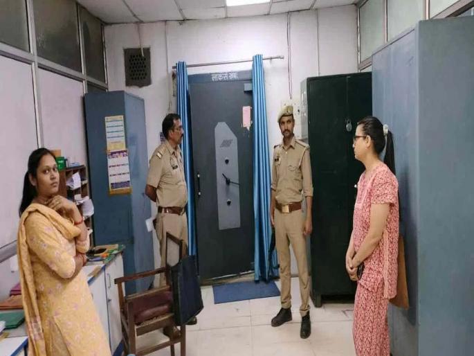 20 tola gold missing from woman's bank locker in Uttar Pradesh | ५ वर्षांनी महिलेनं बँकेतील लॉकर उघडलं; समोर जे पाहिलं त्यानं पायाखालची जमीन सरकली 20 tola gold missing from woman's bank locker in Uttar Pradesh | ५ वर्षांनी महिलेनं बँकेतील लॉकर उघडलं; समोर जे पाहिलं त्यानं पायाखालची जमीन सरकली
