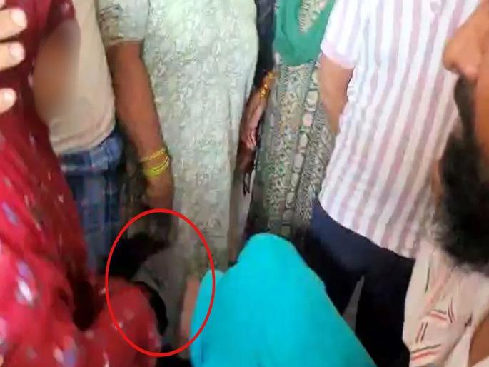 Hit 5 pairs and get fined 15 thousand; The Panchayat sentenced the accused in the rape case to a strange sentence | ५ जोडे मारा अन् १५ हजार दंड घ्या; रेप केसमधील आरोपीला पंचायतीनं सुनावला अजब शिक्षा Hit 5 pairs and get fined 15 thousand; The Panchayat sentenced the accused in the rape case to a strange sentence | ५ जोडे मारा अन् १५ हजार दंड घ्या; रेप केसमधील आरोपीला पंचायतीनं सुनावला अजब शिक्षा