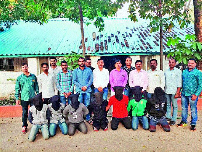 Fifteen million cash looters, criminal investigations | पंधरा लाखांची रोकड लुटणारे गजाआड, गुन्हे अन्वेषणची कारवाई Fifteen million cash looters, criminal investigations | पंधरा लाखांची रोकड लुटणारे गजाआड, गुन्हे अन्वेषणची कारवाई