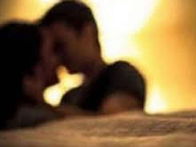 Daughter giving her mother father sleeping pills to meet her boyfriend at night, one night she caught raid hand, love afaire trending news UP crime | आई वडिलांना झोपेच्या गोळ्या देऊन झोपवायची; नंतर बॉयफ्रेंडला बोलवायची, एके रात्री... Daughter giving her mother father sleeping pills to meet her boyfriend at night, one night she caught raid hand, love afaire trending news UP crime | आई वडिलांना झोपेच्या गोळ्या देऊन झोपवायची; नंतर बॉयफ्रेंडला बोलवायची, एके रात्री...