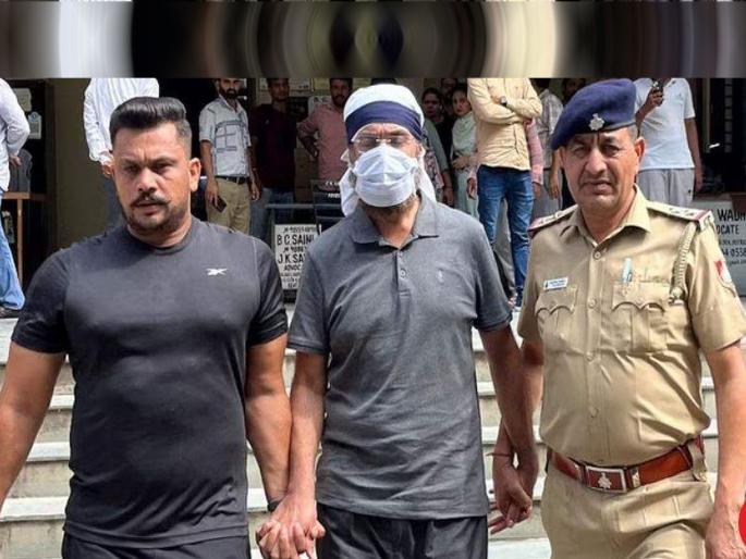 Retired AIG father-in-law killed husband of their daughter in court | निवृत्त एआयजी सासऱ्याने भर कोर्टात केली जावयाची हत्या Retired AIG father-in-law killed husband of their daughter in court | निवृत्त एआयजी सासऱ्याने भर कोर्टात केली जावयाची हत्या