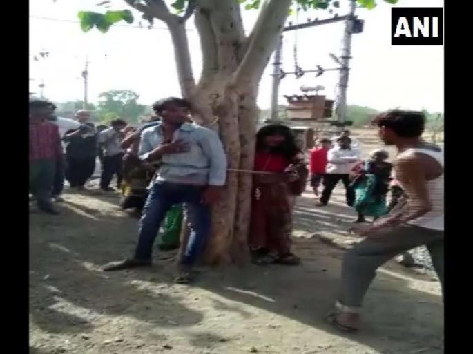 Dhar: A man & his two relatives including a minor were tied to a tree & beaten up | विवाहित महिलेला पळवले म्हणून तरुणाला झाडाला बांधून मारले, पाच अटकेत