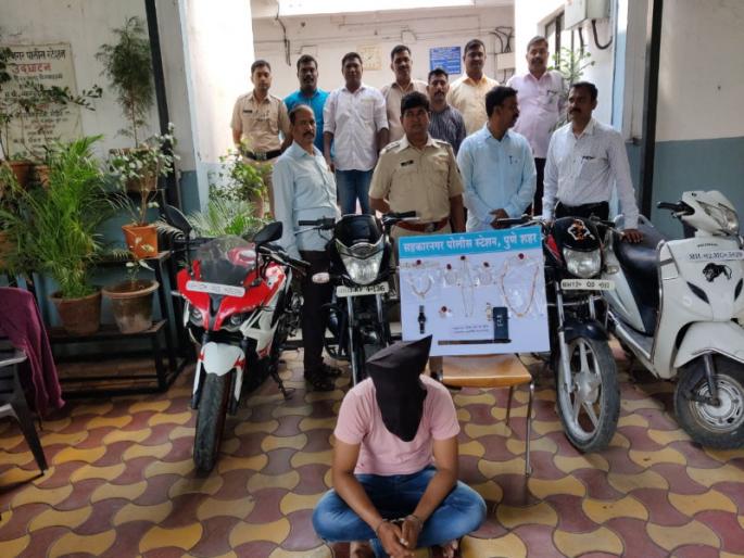Criminals was arrested who robbery on home : 4 lakh 17 thousand items seized | भरदिवसा घरफोडी करणारा सराईत गुन्हेगार जेरबंद : ४ लाख १७ हजाराचा मुद्देमाल जप्त Criminals was arrested who robbery on home : 4 lakh 17 thousand items seized | भरदिवसा घरफोडी करणारा सराईत गुन्हेगार जेरबंद : ४ लाख १७ हजाराचा मुद्देमाल जप्त