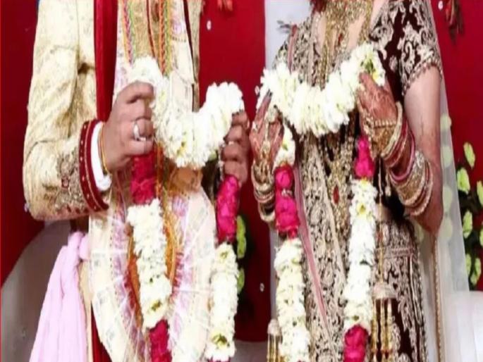 The wedding was over, the bride got off the stage... and ran away with her lover! A big row at the wedding even before the Saptapadi | वरमाला झाली, वधू स्टेजवरून उतरली... अन् थेट प्रियकरासोबत पळून गेली! सप्तपदीपूर्वीच लग्नात मोठा राडा