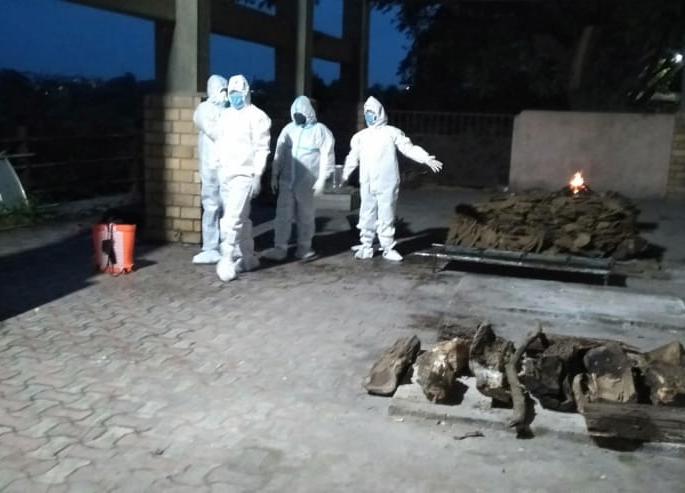 Corolla's funeral in Kolhapur by Betulmal Committee, keep huminity | कोरोनाग्रस्ताचा बैतूलमाल समितीकडून अंत्यविधी, कृतीतून जपली माणूसकी Corolla's funeral in Kolhapur by Betulmal Committee, keep huminity | कोरोनाग्रस्ताचा बैतूलमाल समितीकडून अंत्यविधी, कृतीतून जपली माणूसकी