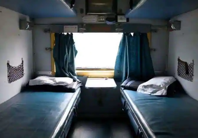 Now the theft of bed sheets in the railway is happening | आता रेल्वेतल्या चादरींची होतेय चोरी, बुधवारी उघडकीस आला प्रकार Now the theft of bed sheets in the railway is happening | आता रेल्वेतल्या चादरींची होतेय चोरी, बुधवारी उघडकीस आला प्रकार