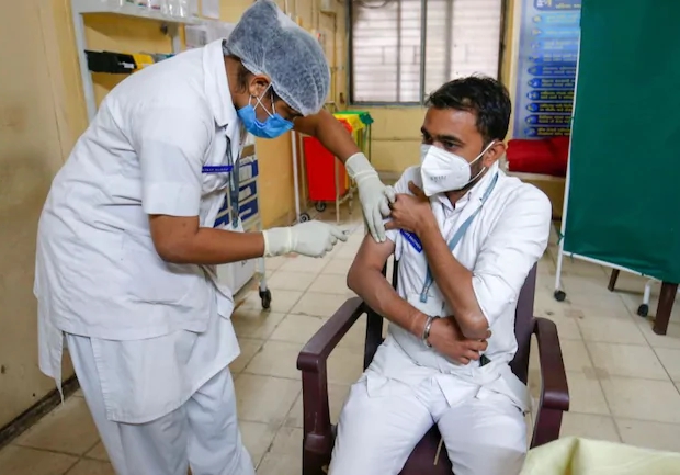 Doctors, health workers are afraid to get the corona vaccine in the first stage | डॉक्टर, आरोग्य कर्मचाऱ्यांना पहिल्या टप्प्यात कोरोना लस घेण्याची वाटतेय भीती Doctors, health workers are afraid to get the corona vaccine in the first stage | डॉक्टर, आरोग्य कर्मचाऱ्यांना पहिल्या टप्प्यात कोरोना लस घेण्याची वाटतेय भीती