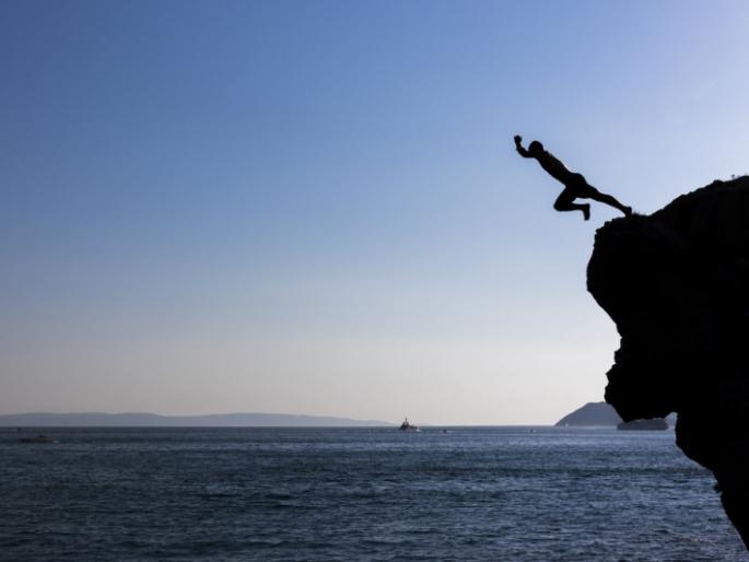 Fly into the sea for fear of Corona! | धक्कादायक! कोरोनाच्या भीतीनं समुद्रात उड्या! Fly into the sea for fear of Corona! | धक्कादायक! कोरोनाच्या भीतीनं समुद्रात उड्या!