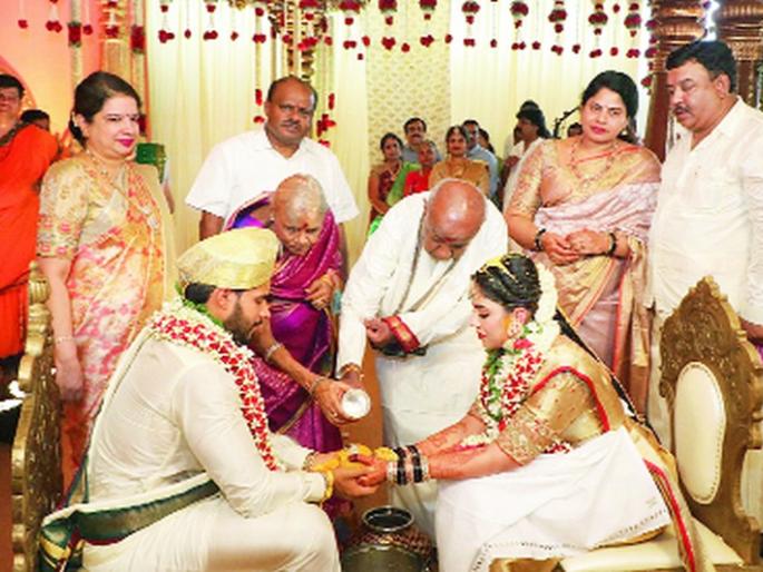 The marriage of the grandson of Deve Gowda to social distancing of son of kumarswamy in benglore | सोशल डिस्टंन्सिंग धुडकावून देवेगौडांच्या नातवाचा विवाह The marriage of the grandson of Deve Gowda to social distancing of son of kumarswamy in benglore | सोशल डिस्टंन्सिंग धुडकावून देवेगौडांच्या नातवाचा विवाह