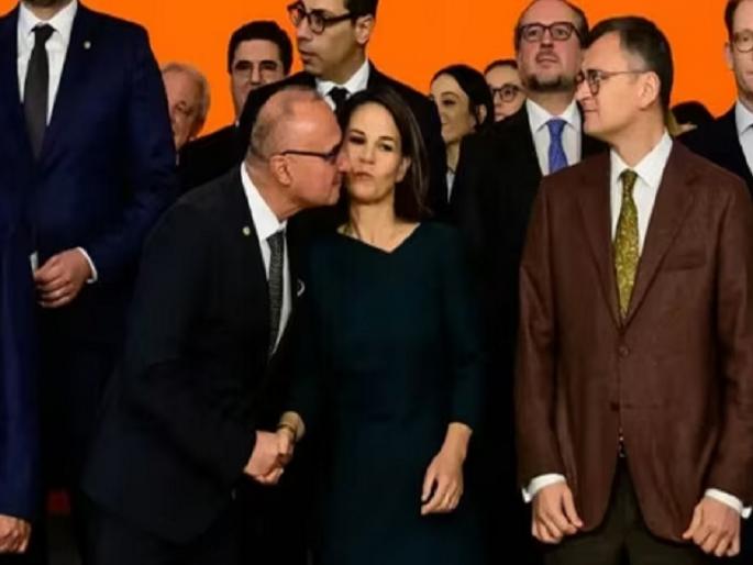 Croatian FM tries to kiss German counterpart, calls act 'human approach' | युरोपियन युनियनच्या परिषदेत परराष्ट्रमंत्र्यांचा ‘किस’; मागावी लागली माफी Croatian FM tries to kiss German counterpart, calls act 'human approach' | युरोपियन युनियनच्या परिषदेत परराष्ट्रमंत्र्यांचा ‘किस’; मागावी लागली माफी