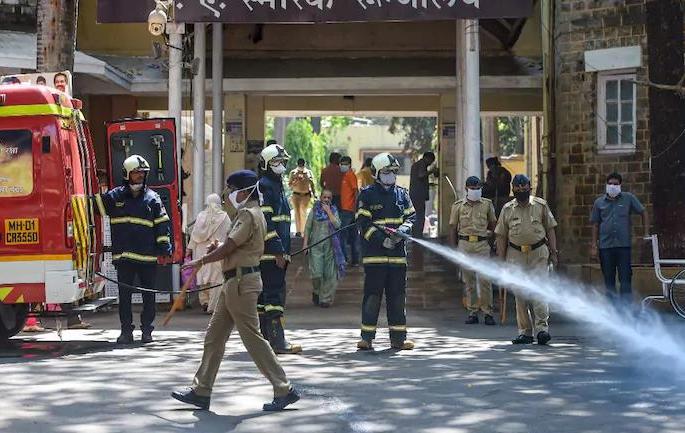 Struggling to get out of town even when coronated | कोरोनाबाधित असतानाही बाहेरगावी जाण्याची धडपड