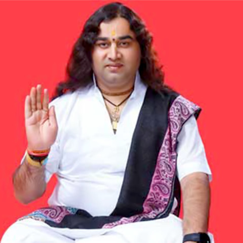 Happy to be immersed in God's footsteps | देवाच्या चरणी लीन होणारा सुखी