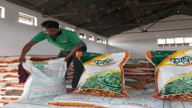 Buy urad and moong; Enclose the agricultural superintendent | उडीद-मूग खरेदी; कृषी अधीक्षकांना घेराओ Buy urad and moong; Enclose the agricultural superintendent | उडीद-मूग खरेदी; कृषी अधीक्षकांना घेराओ