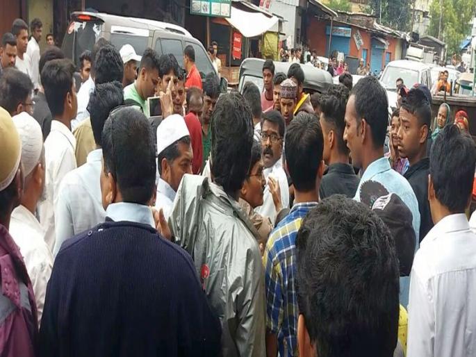 This is not the reason on citizen roads | या ना त्या कारणाने नागरिक रस्त्यांवर; ‘सोशल डिस्टन्सिंग’चे नियम पायदळी This is not the reason on citizen roads | या ना त्या कारणाने नागरिक रस्त्यांवर; ‘सोशल डिस्टन्सिंग’चे नियम पायदळी