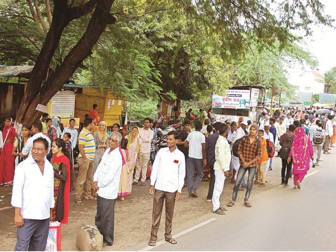 Seven hundred rounds of ST canceled in Aurangabad district due to Maharashtra vidhan sabha election work | औरंगाबाद जिल्ह्यात ‘एसटी’च्या सातशे फेऱ्या रद्द