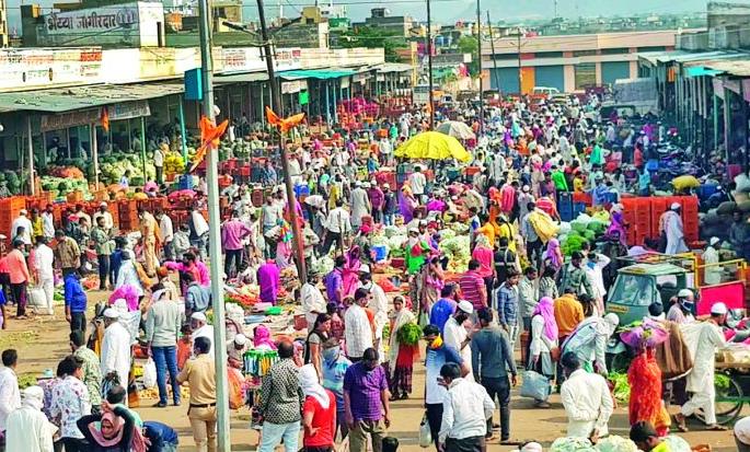 CoronaVirus in Nagpur: Is it necessary this crowd to buy vegetables? | CoronaVirus in Nagpur : भाज्या खरेदीसाठी ही गर्दी आवश्यक आहे का?