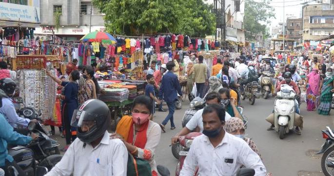 Corona Shadow in Nagpur; But the excitement in the markets | नागपुरात कोरोनाचे सावट; पण बाजारापेठांमध्ये उत्साह