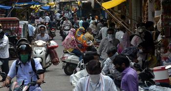 Curfew ended in Nagpur, hustle and bustle increased | नागपुरात कर्फ्यू संपला, वर्दळ वाढली Curfew ended in Nagpur, hustle and bustle increased | नागपुरात कर्फ्यू संपला, वर्दळ वाढली