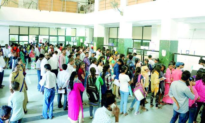 Continuous rush in Nagpur's Setu office | नागपूरच्या सेतू कार्यालयातील गर्दी कायम