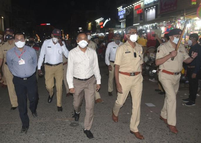 Crowd control commissioner reaches market! | अन् गर्दी नियंत्रणासाठी आयुक्त पोहचले बाजारात! Crowd control commissioner reaches market! | अन् गर्दी नियंत्रणासाठी आयुक्त पोहचले बाजारात!