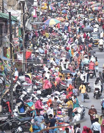 Huge crowd in the market on the first day: Citizens unrestrained after unlocking | पहिल्याच दिवशी बाजारात प्रचंड गर्दी : अनलॉकनंतर नागरिकही अनियंत्रित  Huge crowd in the market on the first day: Citizens unrestrained after unlocking | पहिल्याच दिवशी बाजारात प्रचंड गर्दी : अनलॉकनंतर नागरिकही अनियंत्रित