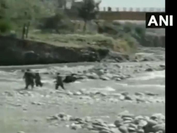 VIDEO: CRPF personnel saved a girl from drowning in Baramulla | VIDEO : सीआरपीएफच्या जवानांचे प्रसंगावधान, वाचले बुडणाऱ्या मुलीचे प्राण VIDEO: CRPF personnel saved a girl from drowning in Baramulla | VIDEO : सीआरपीएफच्या जवानांचे प्रसंगावधान, वाचले बुडणाऱ्या मुलीचे प्राण