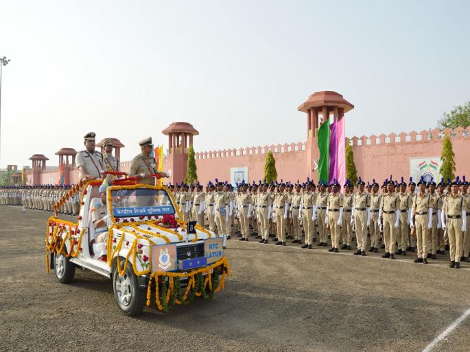 962 CRPF jawan ready for national service; Exquisite exercises in the magnificent convocation ceremony at Latur | सीआरपीएफचे ९६२ जवान देशसेवेसाठी सज्ज; शानदार दिक्षांत सोहळ्यात कवायती ठरल्या लक्षवेधी 962 CRPF jawan ready for national service; Exquisite exercises in the magnificent convocation ceremony at Latur | सीआरपीएफचे ९६२ जवान देशसेवेसाठी सज्ज; शानदार दिक्षांत सोहळ्यात कवायती ठरल्या लक्षवेधी