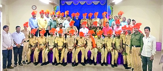 Old Budhwar Peth expresses appreciation for the colorful jawans of the bandhavasti: Thanksgiving and Kolhapuri saffron wreath | बंदोबस्तावरील जवानांचा रंगला कौतुक सोहळा जुना बुधवार पेठेने व्यक्त केली कृतज्ञता : पुष्पगुच्छ आणि कोल्हापुरी भगवा फेटा प्रदान
