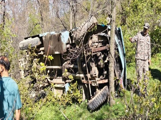 CRPF vehicle accident in Kashmir's Budgam; several jawans injured | काश्मीरच्या बडगाममध्ये CRPF च्या वाहनाचा अपघात; अनेक जवान जखमी