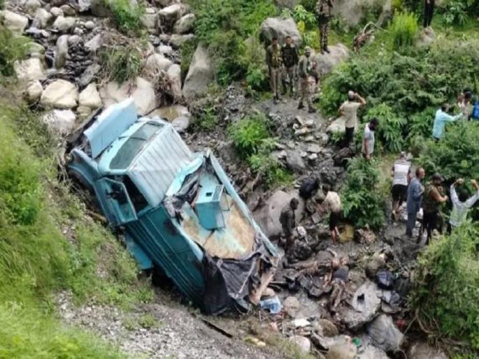 Jammu And Kashmir: CRPF vehicle falls into deep gorge in Udhampur; Two jawans killed, 12 injured | उधमपूरमध्ये CRPF चे वाहन खोल दरीत कोसळले; दोन जवानांचा दुर्दैवी मृत्यू, १२ जखमी Jammu And Kashmir: CRPF vehicle falls into deep gorge in Udhampur; Two jawans killed, 12 injured | उधमपूरमध्ये CRPF चे वाहन खोल दरीत कोसळले; दोन जवानांचा दुर्दैवी मृत्यू, १२ जखमी