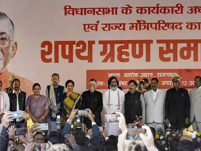 Six new faces in Jharkhand cabinet; Opportunity for two women, swearing in of 11 MLAs | झारखंडच्या मंत्रिमंडळात सहा नव्या चेहऱ्यांचा समावेश; दाेन महिलांना संधी, ११ आमदारांचा शपथविधी Six new faces in Jharkhand cabinet; Opportunity for two women, swearing in of 11 MLAs | झारखंडच्या मंत्रिमंडळात सहा नव्या चेहऱ्यांचा समावेश; दाेन महिलांना संधी, ११ आमदारांचा शपथविधी