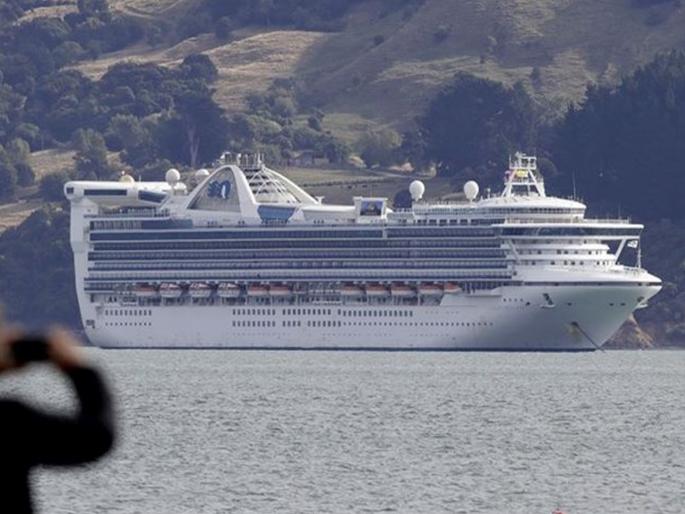 MHA guidelines out sailors stranded on ports at sea can return home | CoronaVirus: समुद्रात अडकलेल्या नाविकांना दिलासा; घरी परतणं शक्य होणार MHA guidelines out sailors stranded on ports at sea can return home | CoronaVirus: समुद्रात अडकलेल्या नाविकांना दिलासा; घरी परतणं शक्य होणार